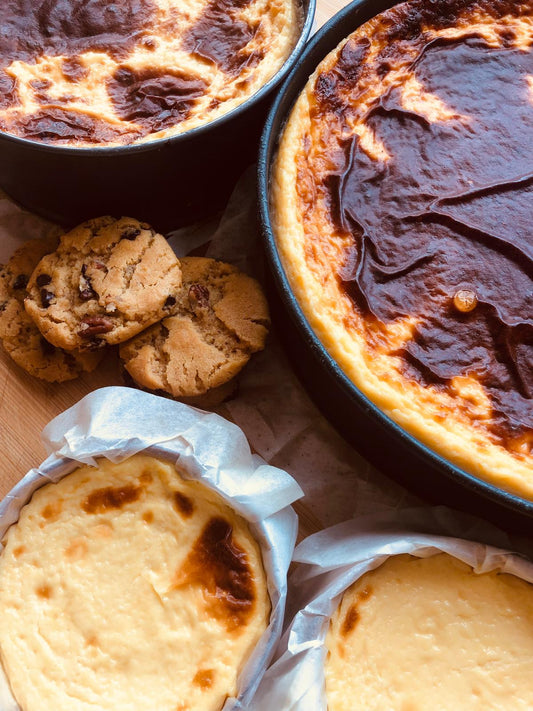 Tarta de queso artesanal MONAFANTE, con base de cookie y textura cremosa.